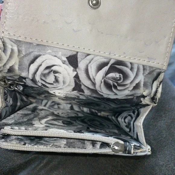 NWOT Adrienne Vittadini Small Gray Snakeskin Print Wallet - Picture 4 of 4